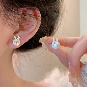 Boucles d'oreilles lapin chic avec zircons scintillants et perles pour un look ludique