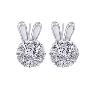 Vue macro de boucles d'oreilles lapin argentées avec des pierres en oxyde de zirconium