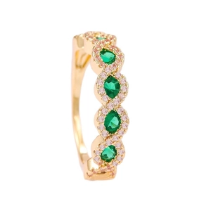Elegante anillo de oro con piedras verdes ovaladas rodeadas de cristales rosas