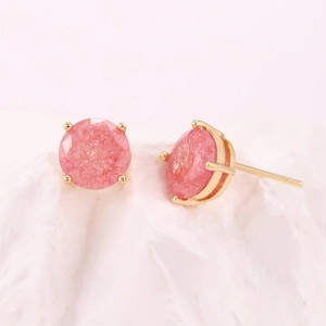 Orecchini a perno tondi in quarzo rosa con montatura dorata e texture a fiore di ghiaccio