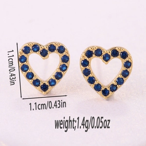 Minimalistische Herz-Ohrstecker aus 18K vergoldetem Messing mit blauen Zirkonia-Steinen