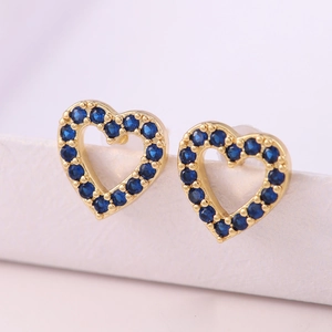 Minimalistische 18K vergoldete Herz-Ohrstecker aus Messing mit blauem Zirkonia-Stein
