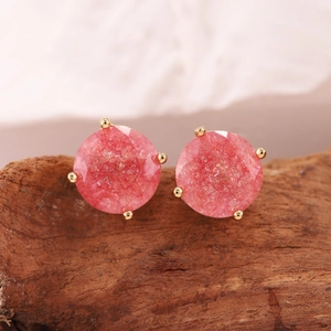 Macro di orecchini in quarzo fragola rosa con castone a quattro griffe dorate su legno