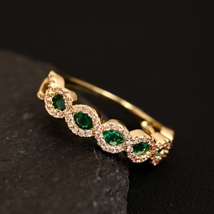 Anello ondulato placcato oro con pietre di zircone verde e alone di micro diamanti