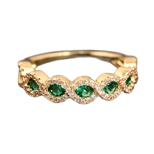 Anello placcato oro con cinque pietre verdi e micro-pavé di zirconi brillanti