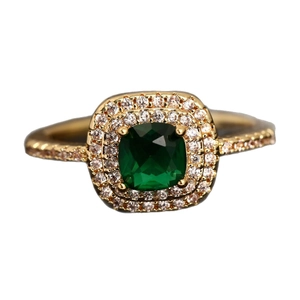 Anello lussuoso in oro 18K con smeraldo taglio cushion e zirconi micro-pavimentati