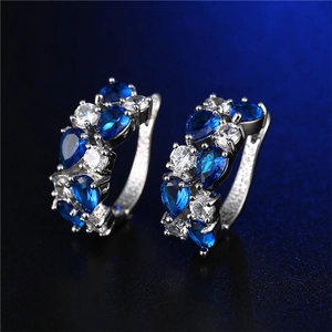 Orecchini a cerchio in argento con pietre blu scuro taglio a pera e zirconi bianchi