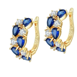 Orecchini a cerchio con zirconi e pietre a goccia blu scuro placcati in oro