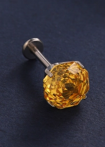 Λήψη macro από οκταγωνικό κίτρινο ζιργκόν Millennium cut labret με δέσιμο τεσσάρων δοντιών