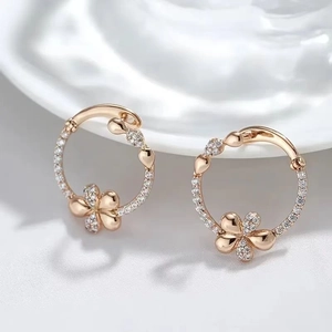 Eleganti orecchini a cerchio in oro rosa con fiori in zircone su seta bianca