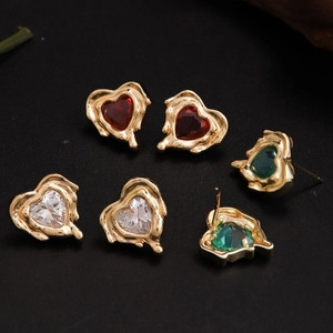 Lava hart oorbellen set met rode, groene en witte edelstenen in goudkleurige zettingen