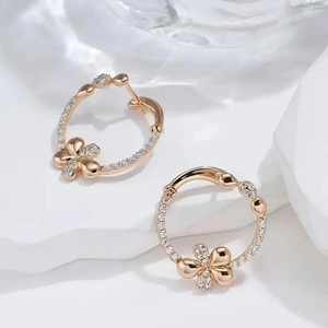Eleganti orecchini a cerchio dorati con fiore e zirconi per moda femminile