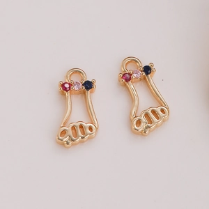 Pendentif en forme de pied plaqué or avec zircons micro-sertis et gemmes colorées