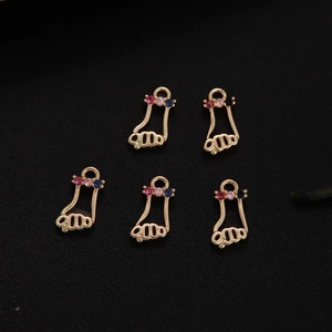 Vue détaillée de cinq pendentifs pieds en zircon micro-serti doré pour bijoux DIY