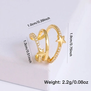 Schicker dreilagiger goldener Stern-Ohrclip mit Zirkonia auf weißem geometrischem Block