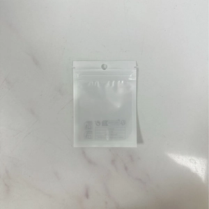 Matte transparente Plastiktüte mit Zip-Verschluss und Aufhängeloch auf Marmorgrund