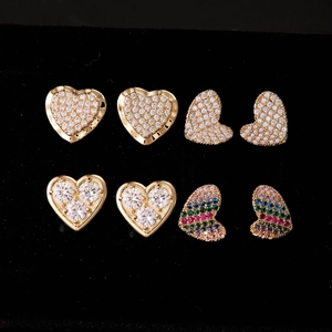 Orecchini a perno a cuore in oro con diamanti bianchi e cristalli colorati vivaci