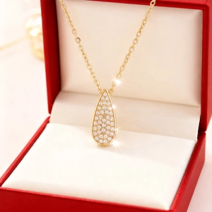 Dettaglio della collana con ciondolo a goccia in una scatola regalo di velluto