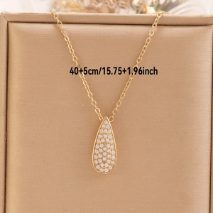 Dettaglio pendente a goccia dorato con zirconi e catena regolabile 40+5 cm