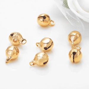 Lot de 6 pendentifs clochettes en métal doré poli pour bijoux DIY sur fond blanc