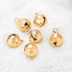 Lot de six mini cloches en métal doré poli avec boucles de suspension pour bijoux DIY