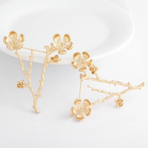 Detail of gold-plated flower branch brooch base for DIY pearl jewelry accessories
