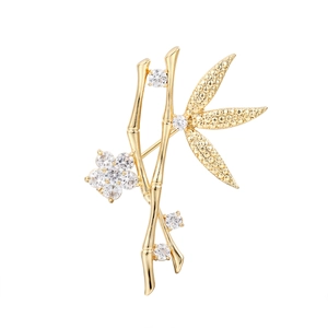 Élégante broche fleur de bambou dorée ornée de zircons brillants pour femme
