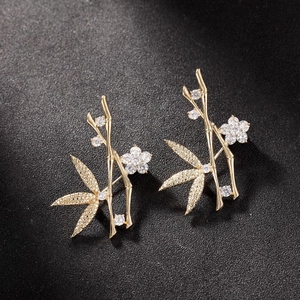 Boucles d'oreilles bambou dorées serties de zircons blancs au style chic classique