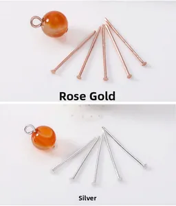Dettaglio di spilli a T in oro rosa e argento con perle di agata tonde per gioielli