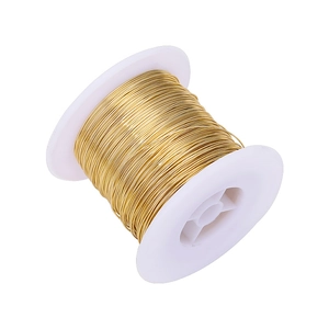 Gouden koperdraad op witte spoel voor het maken van sieraden en doe-het-zelf handwerk