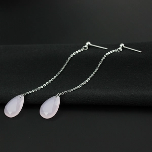 Nahaufnahme eleganter langer Silberketten-Ohrringe mit rosa Wassertropfen-Zirkonia