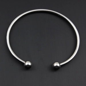 Bracciale rigido in acciaio al titanio argento lucido con terminali a sfera svitabili