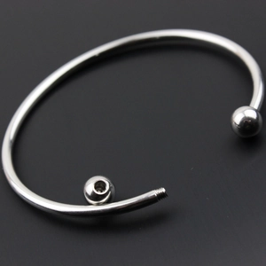Dettaglio macro della chiusura a sfera filettata svitabile di un bracciale in acciaio