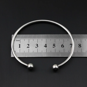 Dettaglio del bracciale rigido in titanio argento con misura del diametro di 7cm