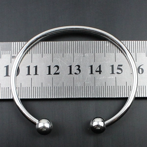 Dettaglio del bracciale rigido in acciaio argento con diametro interno di 6 cm