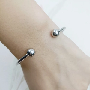 Bracciale rigido aperto in acciaio inossidabile argento con due sfere piene alle estremità