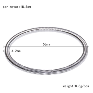 Detailansicht eines 4,2mm silbernen Stahlarmbands mit 18,5cm Umfang im Federdesign