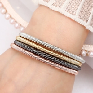 Minimalistisch Kohlenstoffstahl Feder Armreif Gitarrensaiten Stil Dehnbares Armband Für Damen Herren DIY Modeschmuck