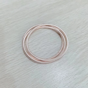 Bracelet multicouche 3mm en acier rose doré avec texture spirale de corde de guitare