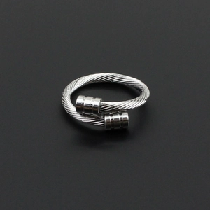 Détail macro de la bague en acier inoxydable torsadé avec embouts cylindriques gravés