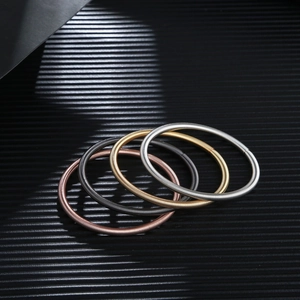 Set aus vier 4,2mm flexiblen Gitarrensaiten-Armbändern in Gold, Silber, Schwarz und Roségold