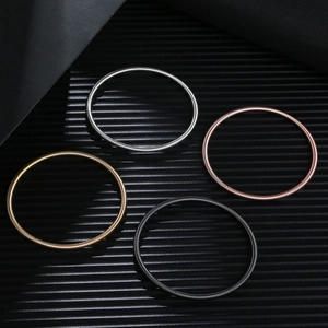 Détail de bracelets de 3mm en cordes de guitare en finitions argent, or, rose et noir