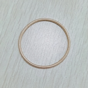 Détail du bracelet à ressort 3mm en acier au carbone or rose avec fermoir à vis pour bijoux