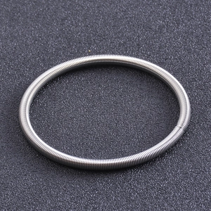 Makroaufnahme von 4,2mm Silber-Federarmband mit flexibler Stahlstruktur