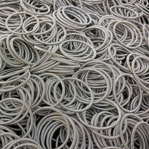 Silberne Gitarrensaiten-Armbänder im Stapel mit detaillierter Spiralfederstruktur