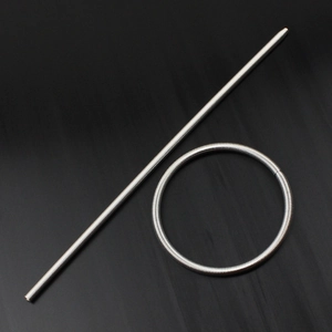 Detail des 4,2mm Gitarrensaiten-Armbands mit dehnbarer Feder-Spule und Metallstruktur
