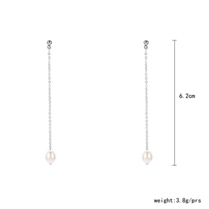 Details von minimalistischen 6,2 cm langen Kettenohrringen mit Perlen aus S925 Silber