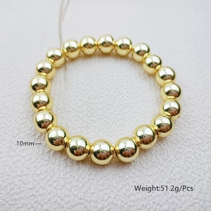 Dettaglio del bracciale elastico con perline dorate da 10mm con finitura a specchio lucida