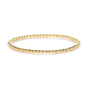 Bracciale minimalista con perline placcate in oro 14K lucido su uno sfondo bianco pulito