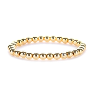 Dettaglio del braccialetto elastico con perline dorate 14K e superficie metallica lucida